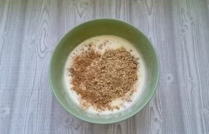 Chop the walnuts, add to the dough together with ground cinnamon.