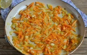 4. Fry the onion until transparent, then add the carrots and fry until both ingredients are tender.