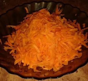 Peel the carrots and grate. If you wish, you can easily fry in a pan with a small amount of vegetable oil.