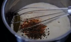 Then add the spices. It is a mixture of bay leaves, salt and pepper. Bring the sauce to a boil, remove from the stove and cover with a lid.