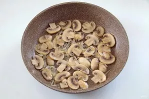 Fry the onion with mushrooms until tender, the mushrooms should change color and become softer.