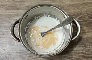 Pour half the cold milk into the pot and stir until smooth.