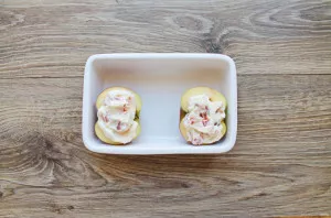 Spread the filling inside the apple and on top. Put in a hot oven and bake at 180 degrees for 30-35 minutes until browned. Cool the apple...