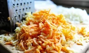 Mix two types of grated cheese. Defer.