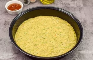 Smear the form with oil, lay out the entire zucchini billet and level it. Transfer the tin to the oven and bake for 10 minutes.