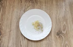 Chop the garlic and mix it with ground pepper and salt.