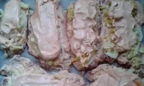 Now mix 5 tablespoons of mayonnaise with 5 tablespoons of ketchup and spread the potatoes with this mixture.