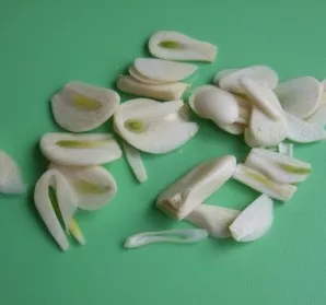 Cut the garlic into thin slices.