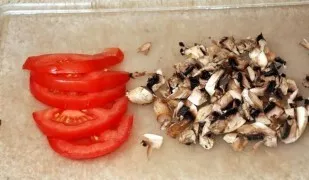 Cut the tomato into slices, and cut the champignons into thin slices.