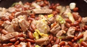 Then you need to sprinkle everything with pepper and salt it. Add the beans and mix.