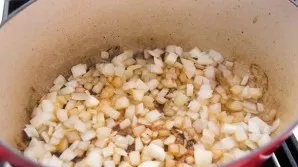 For now, remove the meat and set aside. Meanwhile, while stirring for 5 minutes, fry the chopped onion and garlic.