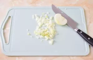 Peel the onion and rinse in cold water. Then chop the onion as finely as possible. It does not need to be rolled through a meat grinder. ...