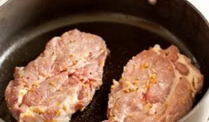 By the way, when marinating, do not forget to salt the meat! After marinade, remove the meat and dry with a paper towel. Heat the olive o...