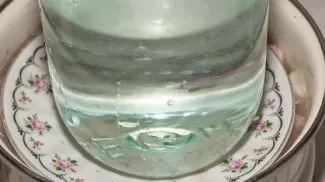 Put a plate on top of the meat with onions, put a jar of water on top. Leave for 1 hour to marinate.