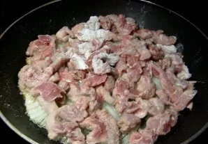 Then add the pork and fry everything together over high heat for 5 minutes.