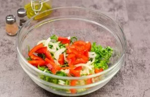 Also cut the sweet pepper into strips and add to the salad.