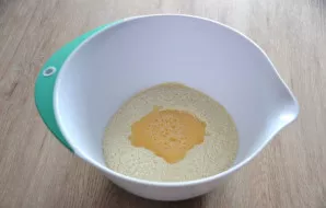 Add the butter and flour mixture to the bowl, make a well in it, pour the water and egg mixture, add a pinch of salt.