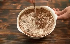 Add flour and cocoa to the egg-chocolate mass, stir until smooth with a spatula or spoon.