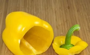 Rinse the peppers, carefully cut off the top and remove the seeds. Rinse under running water.