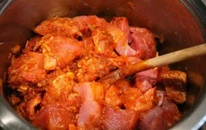 Then fry the pork chops for 6-7 minutes over medium heat, stirring. All pork should be sprinkled with bell pepper and onions.