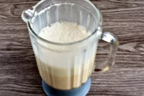 In short pulses, crush the mixture until smooth. Then beat the cocktail at maximum speed.