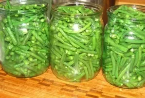 Sterilize the jars. Fill them with beans.