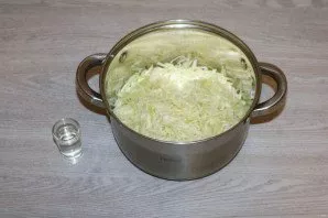 Add vinegar to the pot, mix. Put on high heat and, stirring constantly, heat for 2-3 minutes. Cabbage will shrink a little.