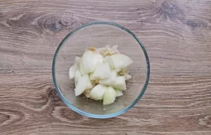 Peel the onions, cut them into slices and add them to the baguette and garlic bowl. Grind everything with a blender until smooth.
