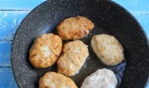 Fry the meatballs in vegetable oil until golden brown (on both sides).