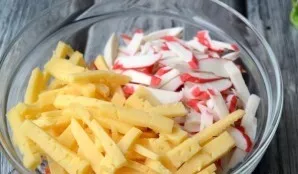 Mix all the ingredients in a salad bowl.