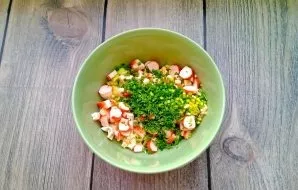 Wash the onion letters and parsley, shake off the water and chop finely.