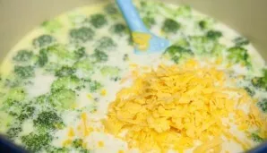 Pour broth and cream, salt and pepper to taste. Cook for 5 minutes over medium heat. Add broccoli and cheese (reserve a little for servin...