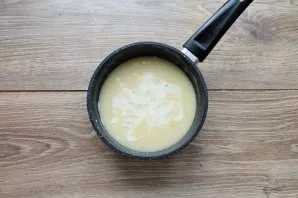 Continuing to stir the sauce, pour in the cream and salt.