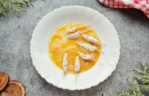 Break an egg into a bowl, pepper and mix until smooth. Roll all the shrimp completely in the eggs.