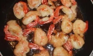 Put the shrimp in a pan heated with vegetable oil. They bake quickly, only for 2-3 minutes, otherwise they will become tough. The main th...