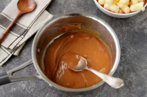 Constantly beating, melt the iris in butter over low heat. At first, this may seem impossible, since the fat and iris in the pan will flo...