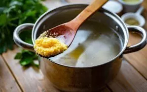 Put the corn grits in a saucepan with chicken thighs and cook for 30 minutes.