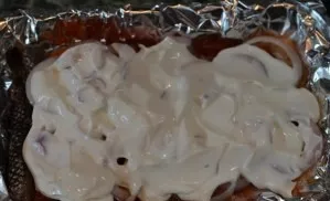With the resulting sauce, cover the surface of the fish with onions with a thin layer.