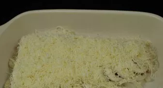 Cover the mushroom layer with a layer of grated cheese, then bake in the oven at 180 degrees for 40 minutes.