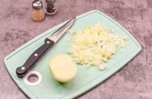 Peel the onion and cut into small cubes, sprinkle with lemon juice or vinegar.