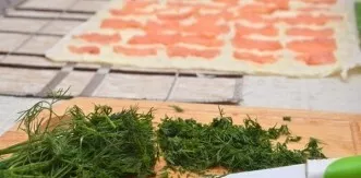 Wash the dill and wipe it with a napkin and chop finely.