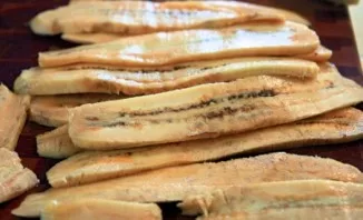 Peel the bananas and cut them lengthwise into long strips.