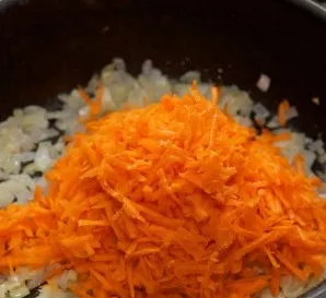 Grate the carrots and add them to the pan with onions and garlic. Stir and cook on medium heat for another 7-10 minutes.