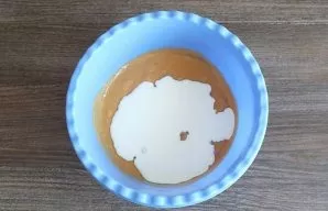 Pour chilled cream into the resulting mass.