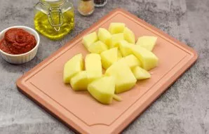 Peel and wash the potatoes, cut into large pieces and pour into the broth. Add rice. Boil rice and potatoes for 15 minutes.