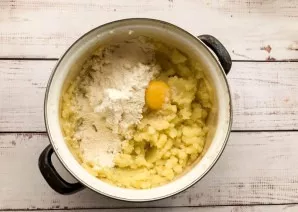 Break an egg and sifted flour into the mashed potatoes.