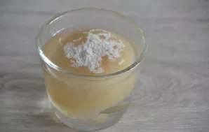 Pour agar into 100 ml of water and mix, let it change for about 15-20 minutes.