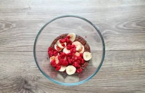 Remove the dice from the cherries, if the cherries are fresh, put on top of the banana and flax. Or defrost if they have been frozen and ...