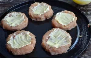 Grease the recesses with mayonnaise.