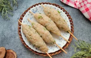 Place the crushed fish tightly on wooden skewers.